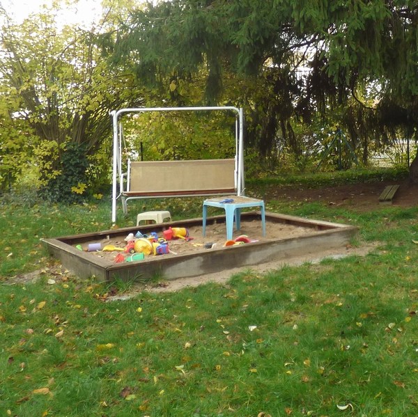 Sandkasten im Garten von Tagesmutter Gisela